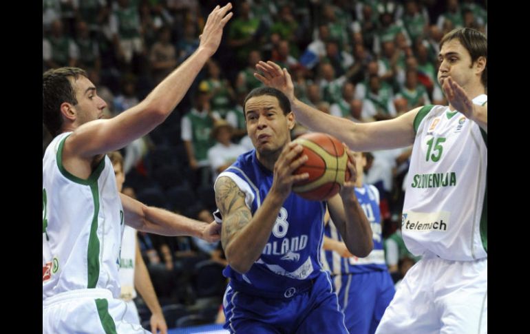 Gerald Lee (c) de Finlandia ltrata de encestar ante Erazem Lorbek (d) y Mirza Begic (i) de Eslovenia. EFE  /