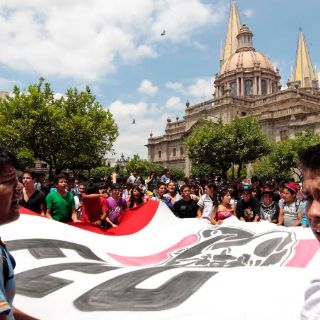 Estudiantes de la FEG demandan a diputados matrículas en normales