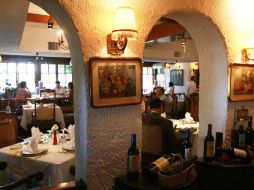 Los restaurantes son algunos de los giros con mayor afluencia de visitantes la noche del 15 de septiembre. A. CAMACHO.  /