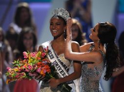 La tapatía Ximena Navarrete coloca la corona a Leila Lopes. AFP  /