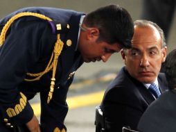 Un miembro del Estado Mayor Presidencial dialoga con Calderón en la reunión de los 300 líderes más influyentes del país. EL UNIVERSAL  /