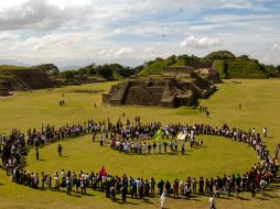 Los integrantes de la Caravana de Paz participaron en una ceremonia prehispánica en el centro ceremonial de Monte Albán. NTX  /