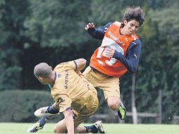 El experimentado defensa Darío Verón se le barre al juvenil Emilio Orrantia. MEXSPORT  /