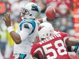 Cam Newton se convirtió en el primer mariscal de campo novato que debuta lanzando más de 400 yardas. EFE  /