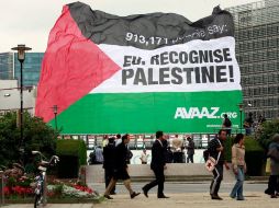 'Unión Europea reconoce a Palestina' dice esta bandera que hondea en Bruselas, Bélgica. EFE  /