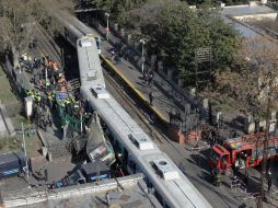 El autobús cruzó cuando ya habían bajado las barreras. AFP  /