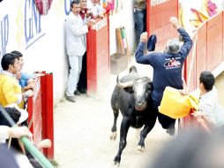 El toro “Norteño” embistió a Hernández Mariscal ante la miráda atónita de los asistentes. NOTIMEX  /