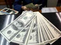 El dólar libre cede 15 centavos a la moneda mexicana respecto al cierre de ayer, al venderse hasta en 12.93 pesos. ARCHIVO  /