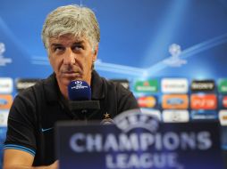 El técnico del inter, Gian Carlo Gasperini en rueda de prensa previa a uno de los partidos que dan marcha a la Champions League. AFP  /