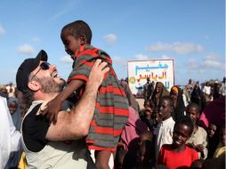 Integrantes de las ONG turcas entregan alimentos a niños en Shabelle, Somalia. REUTERS  /