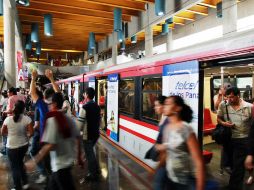 La demora en la salida del renovado vagón molestó a los usuarios del servicio. E. BARRERA  /