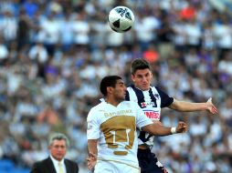 El defensa Hiram Mier (D) disputa un balón con MartÍn Bravo (I) de Pumas en el Clausura 2011 antes de lesionarse. MEXSPORT  /