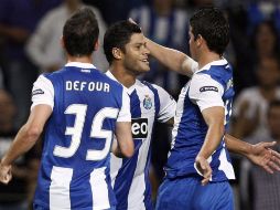 El delantero del FC Porto Hulk (C) celebra su gol contra el Shakhtar Donetsk con sus compañeros Defour (I) y James Rodriguez .e  /