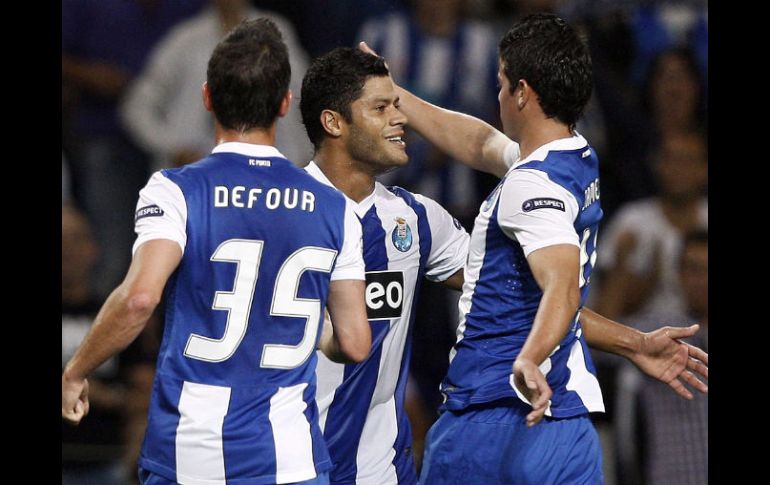 El delantero del FC Porto Hulk (C) celebra su gol contra el Shakhtar Donetsk con sus compañeros Defour (I) y James Rodriguez .e  /