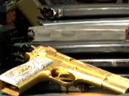 Durante la acción se aseguraron armas, entre las que destaca una pistola de oro. EL UNIVERSAL  /
