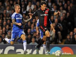El jugador Michael Ballack (D) del Bayer Leverkusen disputa el balón con Raul Meireles (I) del Chelsea FC. EFE  /