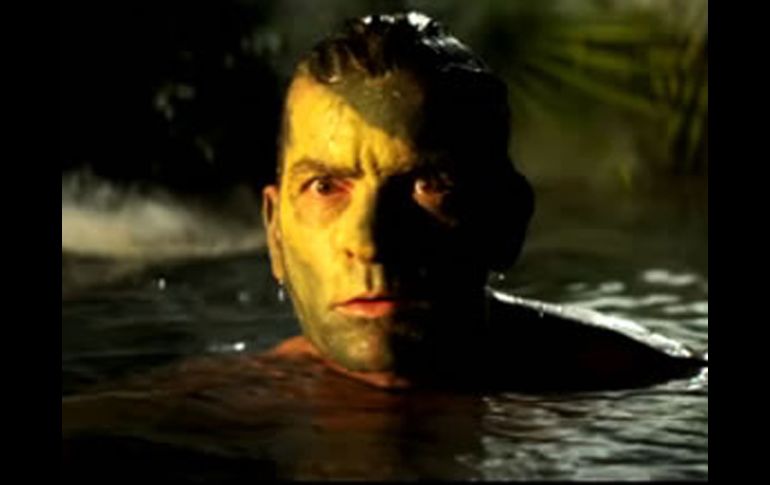 El actor aparece con el rostro camuflado debajo del agua. ESPECIAL  /