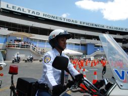 Una de las agentes realiza una serie de maniobras en el patio de Vialidad tras graduarse en el Curso de Motociclismo. A. MADERA  /