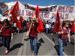 Unos seis mil jóvenes, comenzaron a marchar desde una universidad hasta una plaza cercana al centro de la ciudad. AP  /