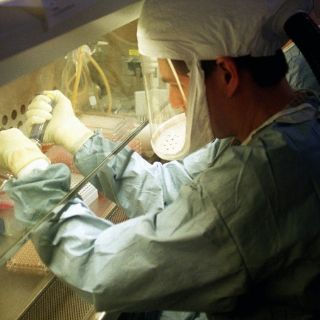 Buscan vida microbiana en gotas de agua salada detectadas en Marte