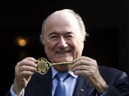 Joseph Blatter sostiene la llave de Río de Janeiro. AP  /