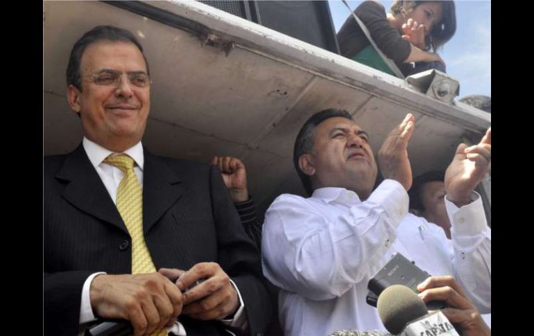 Martín Esparza y Marcelo Ebrard durante el levantamiento del plantón de SME en Zócalo capitalino. NOTIMEX  /