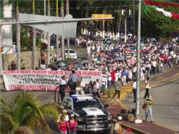 En demanda de mayor seguridad, maestros marcharon por la Avenida Costera Miguel Alemán. EL UNIVERSAL  /