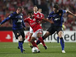 Aimar trata de quitarse la marca de Rooney y Fletcher durante el partido. EFE  /