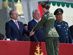 Felipe Calderón (i) encabezó la ceremonia de clausura y apertura de cursos en los planteles del sistema educativo militar. EL UNIVERSAL  /