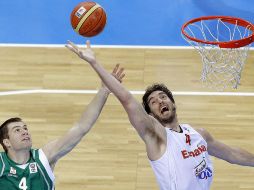 El jugador de la selección española de baloncesto, Pau Gasol (D), busca la pelota junto a un jugador de Esloviana. EFE  /