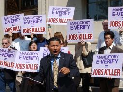 Líderes empresariales, cívicos y sindicalistas denunciaron durante la manifestación la medida que exige el uso de 'E-Verify'. EFE  /