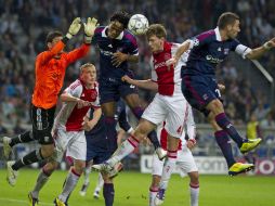 El jugador Jan Vertonghen (C) de Ajax Amsterdam lucha por el balón con Bakary Kone (2D) y el arquero Hugo Lloris (I) del Olympique. EFE  /
