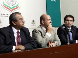 Enrique Alfaro acompañado del coordinador del grupo parlamentario del PRD, Armando Rios y el diputado del PT, Enrique Ibarra. NTX  /