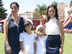 Ana Sofía y Ana Paula con sus madrinas, Lorena y Ana María Peregrina.  /