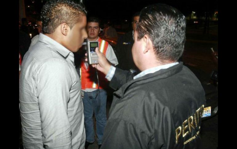 Un perito aplica la prueba de alcoholemia a un automovilista. E. PACHECO  /