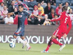 Alberto Medina conduce el esférico durante el duelo efectuado en el Toyota Park. ESPECIAL  /