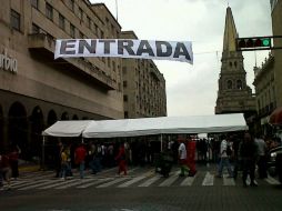Se instalan controles de seguridad para vigilar el pase de peatones al primer cuadro. E VARGAS  /