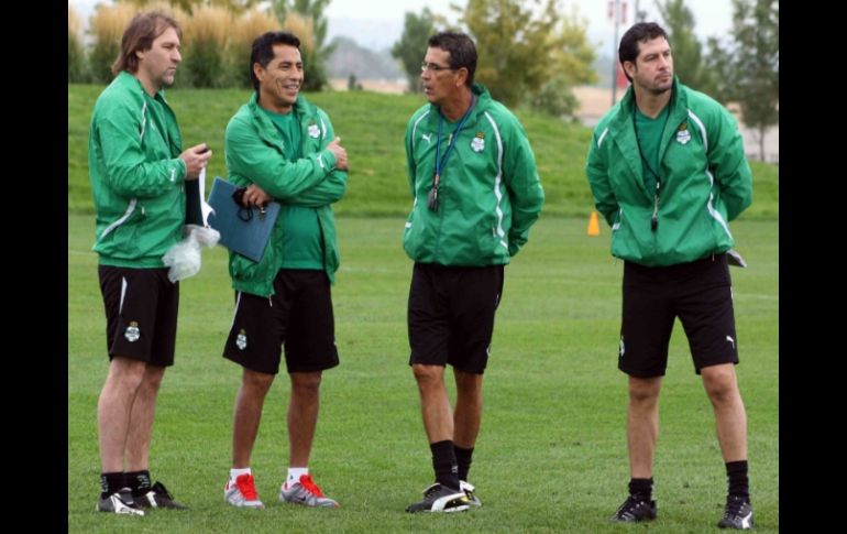 Galindo y su cuerpo técnico integrado por los auxiliares Héctor Adomaitis y Héctor López. EL UNIVERSAL  /