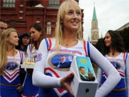 Activistas del movimiento 'Chicas Medvedev', acudieron a la sede presidencial con pastel y regalo en mano. AFP  /