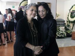 En la imagen, a la derecha la viuda del actor Rebeca Manríquez, la acompaña Queta Lavat. EL UNIVERSAL  /