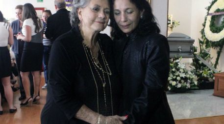 En la imagen, a la derecha la viuda del actor Rebeca Manríquez, la acompaña Queta Lavat. EL UNIVERSAL  /