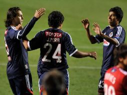 Compañeros felicitan a Jorge Mora (c) tras anotar el gol de la victoria ayer ante el Chicago Fire. AP  /
