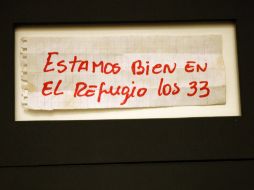 En la foto, la nota enviada por los mineros tras ser contactados por los equipos de rescate. ARCHIVO  /