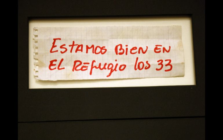 En la foto, la nota enviada por los mineros tras ser contactados por los equipos de rescate. ARCHIVO  /
