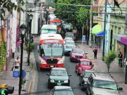 Las rutas de transporte público que circulan por 16 de Septiembre fueron desviadas por la calle Mariano Bárcenas. A. MADERA  /