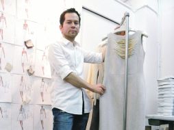Rolando Santana presentó en la Semana de la Moda en Nueya York su colección primavera-verano 2012. AP  /