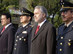 Emilio González Márquez (der.), durante la tarde previa al Grito de Independencia, en la Plaza de la Liberación. M. FREYRÍA  /