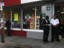 El cajero automático, ubicado dentro de una tienda departamental, fue abierto por dos sujetos que se dieron a la fuga. O. RUVALCABA  /