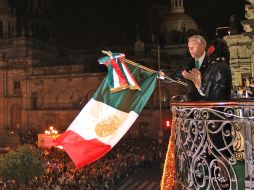 El gobernador Emilio González ondea la bandera después de gritar ¡Viva México! S. NÚÑEZ  /