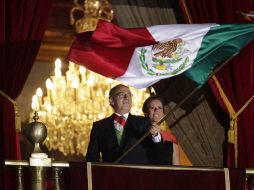 Felipe Calderón ondea la Bandera en el balcón central del Palacio Nacional, acompañado de  su esposa, Margarita Zavala. EL UNIVERSAL  /